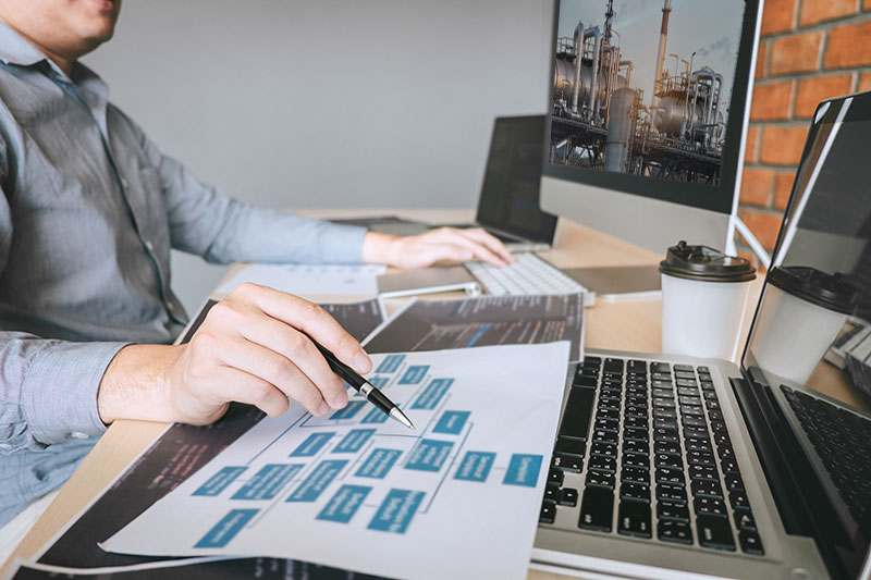 homem trabalhando no escritório
